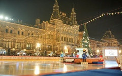 Директор Киркорова подрался с блогером на открытии катка ГУМа