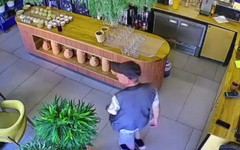 В Кирове разыскивают вора, укравшего телефон в кафе