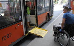 Власти Кирова установили в городские автобусы подъёмники для инвалидов, но они не работают