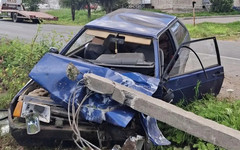 В Омутнинске пьяный водитель ВАЗа врезался в опору ЛЭП