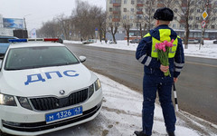 Сотрудники Госавтоинспекции с цветами поджидали кировчанок