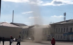 В центре Слободского замечен пылевой вихрь
