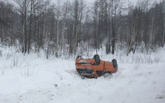 На трассе «Вятка» в пригороде Кирова Opel вылетел в кювет и перевернулся