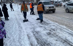 В Кирове техника круглосуточно чистит дороги из-за затяжного снегопада и ветра