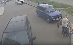 Очевидцы: в Кирове мужчина набросился на женщину с ребёнком