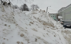 «Это связано с тем, что снег идёт»: Шульгин ответил на жалобы кировчан на высокие сугробы