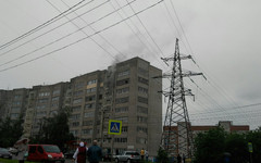 В Кирове жильцов горящего дома пришлось эвакуировать с 9-го этажа с помощью автолестницы