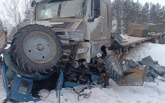 В Кировской области водитель трактора выжил в страшном ДТП