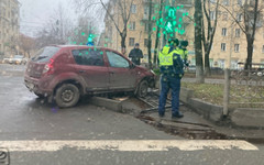 На перекрёстке Труда и Октябрьского проспекта иномарка врезалась в столб