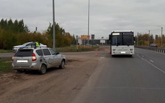 В Кирове «Приора» врезалась в городской автобус