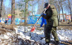 Губернатор Александр Соколов вместе с кировчанами почистил парк Гагарина от мусора