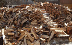 В Омутнинске улицы в частном секторе города захламили дровами