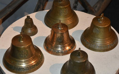 Московский меценат подарил музею в Слободском старинные колокольчики