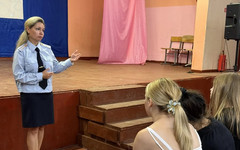 Напоминали о ПДД, опасностях вейпов и наркотиков: полиция в детском лагере