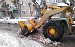 В Кирове подрядчики срезают с дорог ледяные накаты