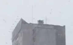 Юные кировчанки сделали селфи на краю крыши рядом с «Детским миром» (ВИДЕО)