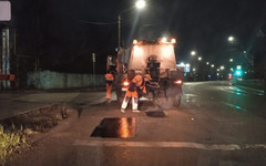В Кирове «латают» ямы на дорогах с помощью литого асфальтобетона