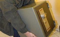 Чепчанин вынес сейф с деньгами из офиса кировской фирмы