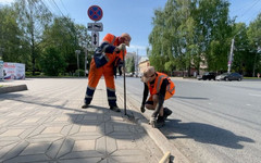 На кировских тротуарах устраняют многочисленные дефекты