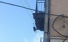 С балкона жилого дома на улице Карла Маркса свисает «бетонная сосулька»