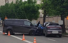 На Октябрьском проспекте в Кирове столкнулись три машины, двое ранены