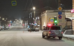 В Кирове иномарка врезалась в «Ладу» и снесла столб у «Театра на Спасской»