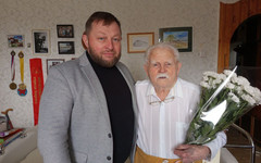 100-летний ветеран из Кирова принимает поздравления с юбилеем