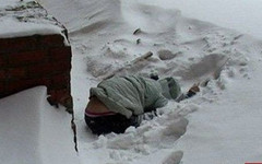 В Кировской области полицейские нашли пропавшего пенсионера полностью вмёрзнувшим в лёд
