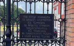 На ограде Спасского собора установили табличку, посвящённую кировскому предпринимателю