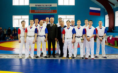 Юные самбисты Свечи поблагодарили Рахима Азимова за новую спортивную форму и инвентарь