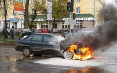 В центре Кирова прямо сейчас горит автомобиль