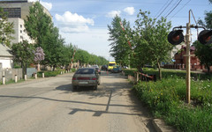 На переезде на улице Свердлова «Ока» врезалась в ограждение