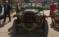 На площади Конева устроили выставку ретро-автомобилей