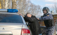 В Кирове мужчина в ярости разбил окно машины такси
