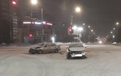 В Кирове на перекрёстке Воровского и Производственной столкнулись две иномарки