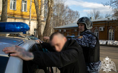 
								В Кирове росгвардейцы задержали двух мужчин с пакетиками из лесополосы
							