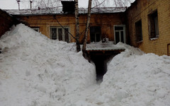 Жилой дом на улице Пятницкой завалило снегом по крышу