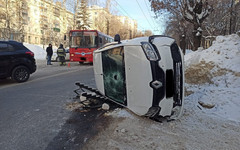 В Кирове перевернулась иномарка: один человек пострадал