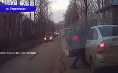 В Кирове пассажир «Приоры» жестоко избил водителя (ВИДЕО)