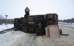 На трассе Орлов – Котельнич грузовик столкнулся с «Нивой» и перевернулся набок