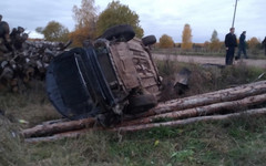 В Кировской области иномарка съехала в кювет и перевернулась. Пострадали два пассажира