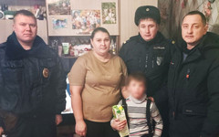 Полицейские навестили мальчика из Нагорска, которого они спасли из снежного плена