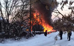 В Чистых Прудах сгорел деревянный дом. Хозяина госпитализировали с ожогами