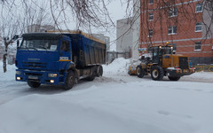 В выходные в Кирове снег вывезут с 12 дорожных участков