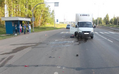 В Кирове автомобиль после ДТП отбросило на двух пешеходов