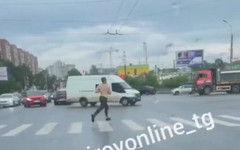 В Кирове сняли на видео неадекватного мужчину, бегающего по Московской