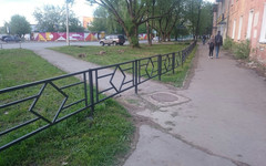 На Хлебозаводском проезде восстановили ограждение, которое снесли местные жители
