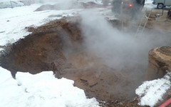 В Кирове продолжаются работы по ремонту повреждённого участка теплосети