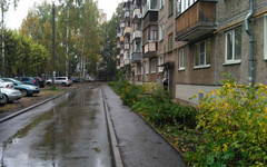 Во время капремонта дома на улице Попова рабочие забетонировали газон