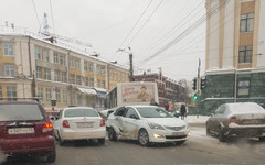 Крупное ДТП в центре Кирова: столкнулись три легковых автомобиля и автобус